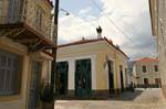Casas en el centro de la isla de Poros, Grecia.