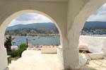 Vista de los arcos en la parte superior de la ciudad, Poros, Grecia.
