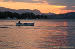 Barco de pesca en la luz del atardecer, Poros, Grecia.