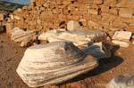 Columna dórica permanece a los pies del templo de Poseidón, Sunión, Grecia.
