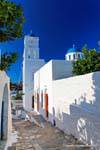 Sifnos, Apollonia, Agios Spiridon, la vista de la iglesia de la calle, Grecia.
