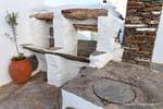 Sifnos, Apollonia, pozos antiguos y lavado, Grecia.