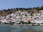 El puerto de la isla de Poros en Golfo Sarónico, Grecia.