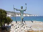 La estatua de Kosmas Barbatsis antes de los cañones, Spetses, Grecia.