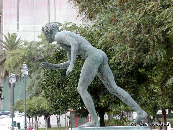 Estatua de la plaza Syntagma, en bronce de un atleta, Atenas - Grecia