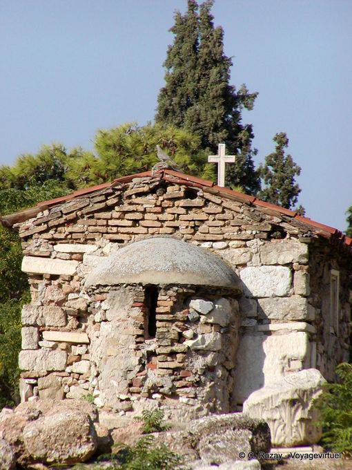 Pequeña iglesia escondida en Plaka, Atenas - Grecia
