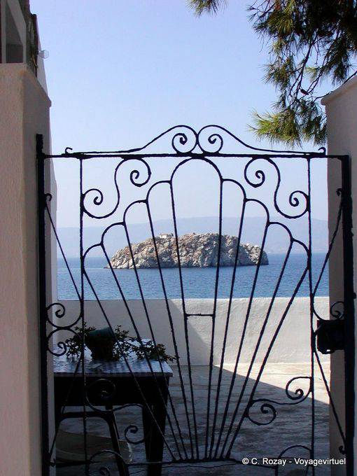 Ilot detrás de una puerta, Hydra - Grecia