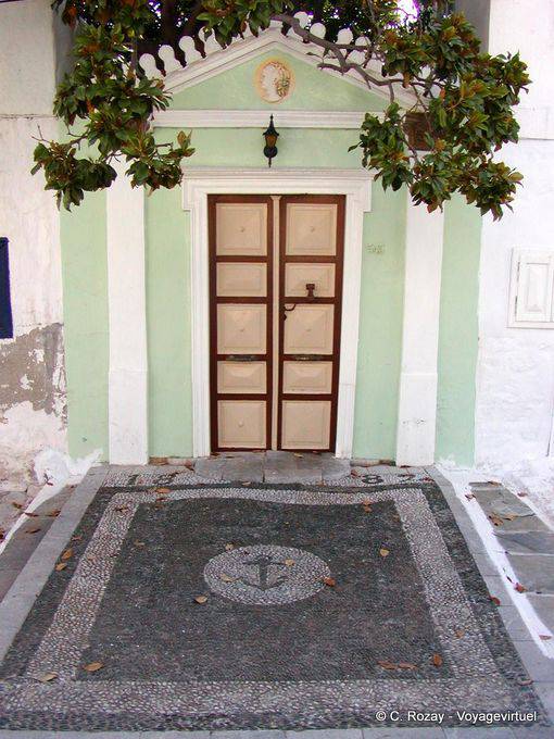 Pavimento típico antes de una casa, Hydra - Grecia