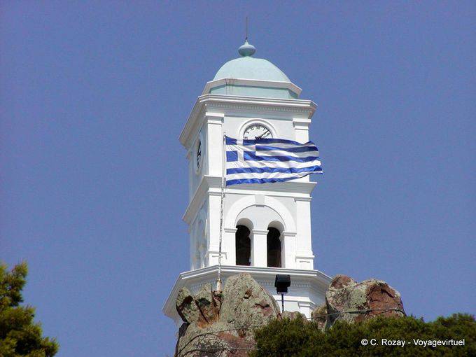 Bandera griega y el campanario, Poros - Grecia