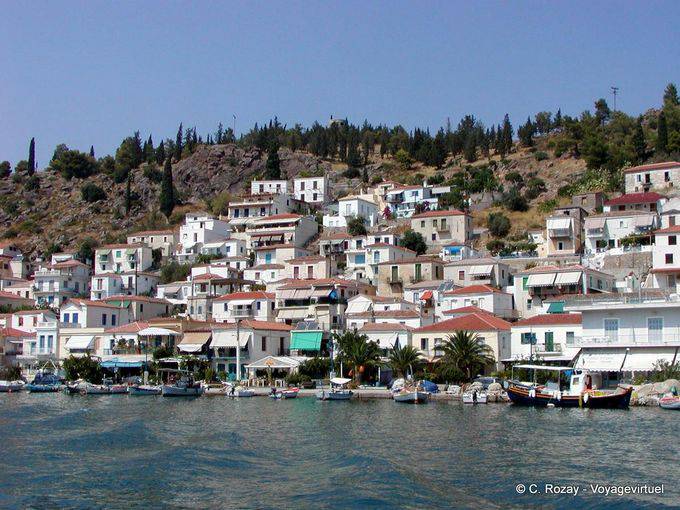 El puerto de la isla de Poros en Golfo Sarónico - Grecia