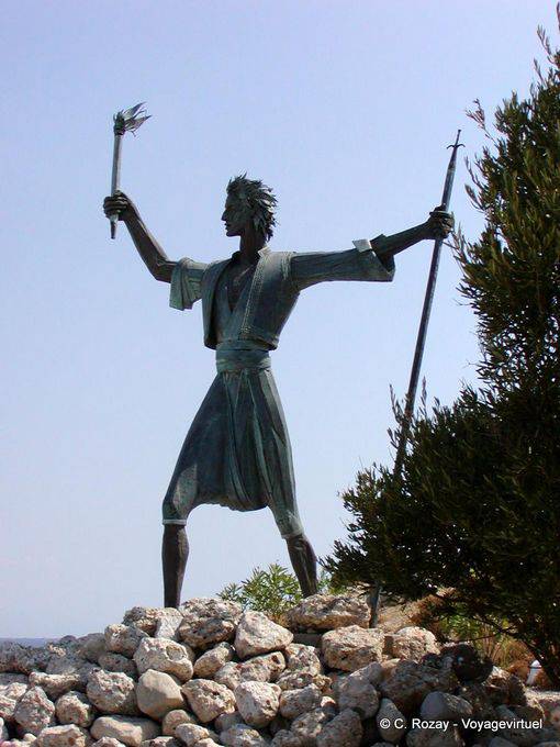 La estatua de Kosmas Barbatsis antes de los cañones, Spetses - Grecia