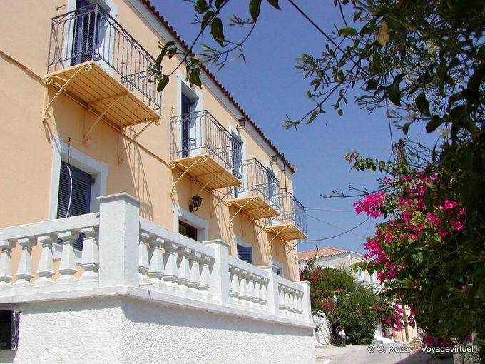 Balcones en una calle de Spetses - Grecia