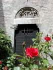 Roses, cruces y tallado frontón, Grenoble, Isere.
