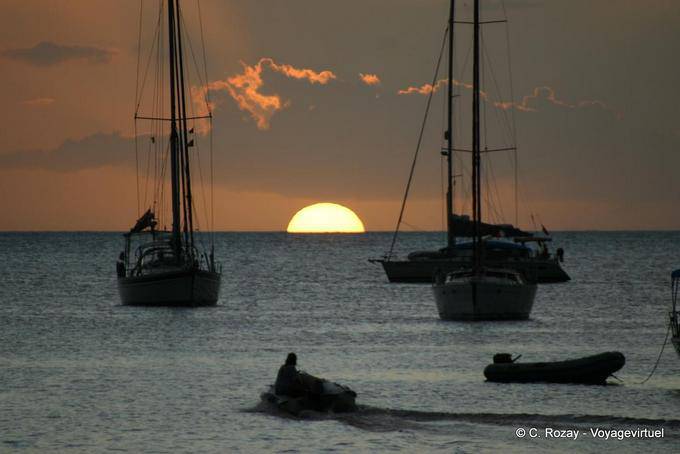 Deshaies, estableciendo un medio sol entre barcos en silueta - Guadalupe