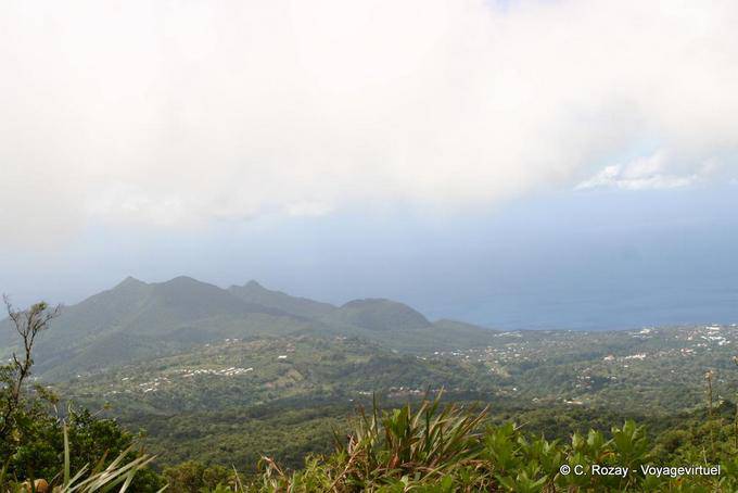 Ver sur de la isla de Basse-Terre desde las laderas de la Soufrière, la anciana - Guadalupe