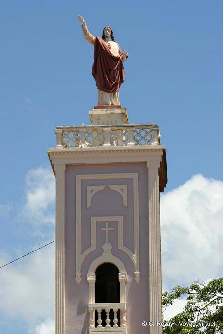 Estatua en la sede del obispo, a la catedral de Notre Dame, de Basse-Terre - Guadalupe