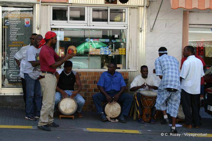 Músicos Gwo-ka en una calle de Basse-Terre - Guadalupe