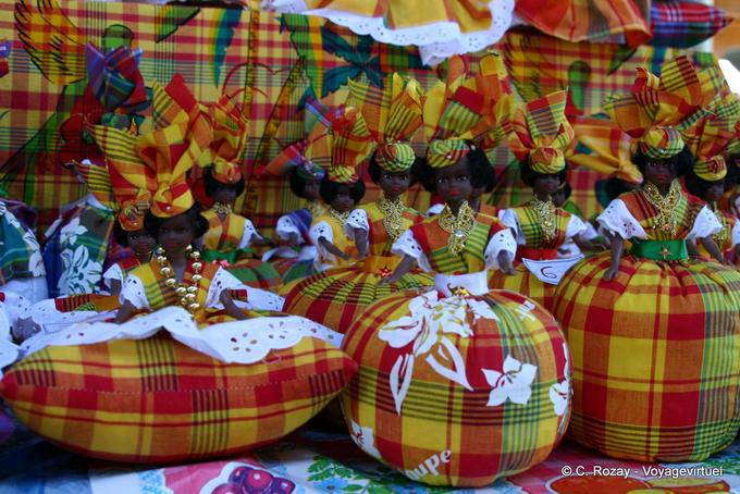Muñecas Caribe criollos en el vestido tradicional, mercado de Basse-Terre - Guadalupe