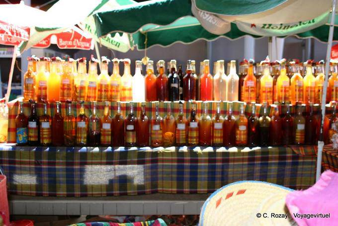 Rones decoradas en colores criollos en exhibición, mercado de Basse-Terre - Guadalupe