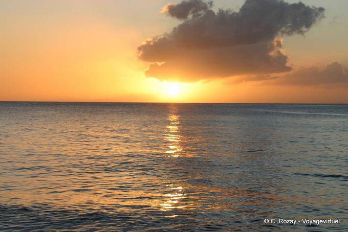 Reflexionando sobre el Mar Caribe, Puesta de sol, Guadalupe - Guadalupe