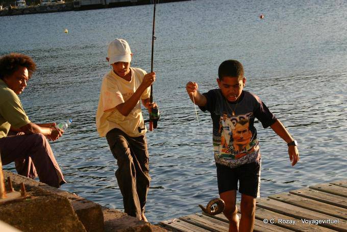Tomando pescadores de anguilas moray por los niños, Deshaies - Guadalupe
