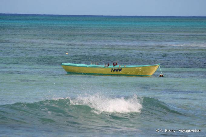 Barco de color corresponde a los colores del mar, Port Louis - Guadalupe