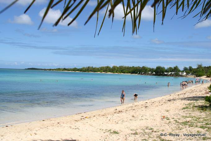 Turistas remojo sus pies en Anse du Souffleur, Port Louis - Guadalupe