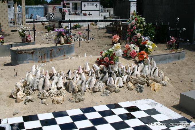 Cementerio de Port-Louis, conchas y tumbas de estaño - Guadalupe
