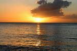 Reflexionando sobre el Mar Caribe, Puesta de sol, Guadalupe, Guadalupe.