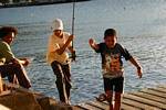 Tomando pescadores de anguilas moray por los niños, Deshaies, Guadalupe.