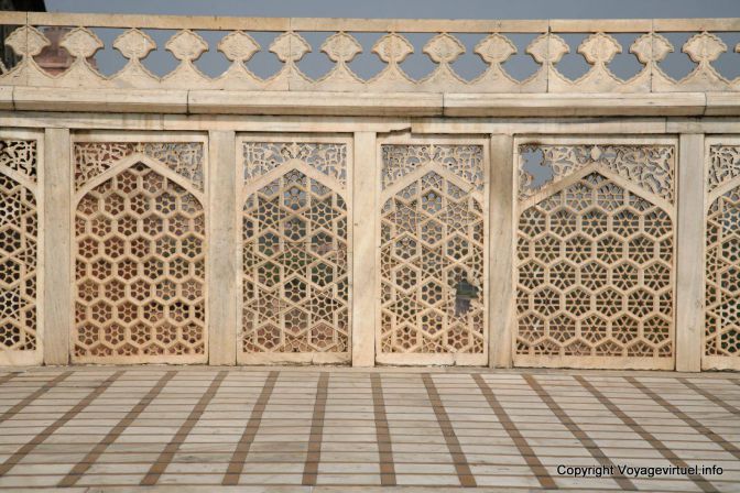 Agra Fort Rouge Muthamman Burj Claustrats En Marbre - India