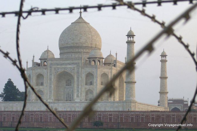 Agra Taj Mahal Sunset Derriere Les Barbeles - India