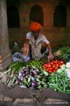 Jaisalmer amar sagar gate marchand de legume.