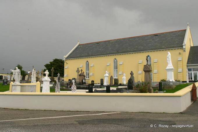 Capilla amarillo y el cementerio en el cielo negro, Donegal - Irlanda