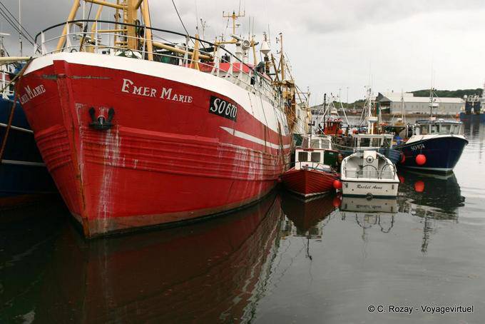 Emer arco de María en el puerto de Killybegs, Donegal - Irlanda