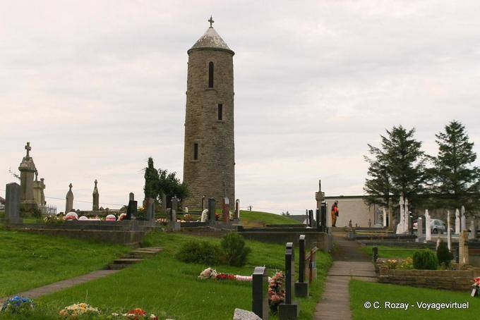 Bruckless el Cementerio Dunkineely y su torre redonda, Donegal - Irlanda