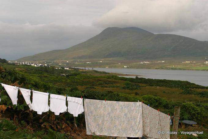 Ropa de cama y panorama hacia Península Corraun, Achill Road, Mulranny - Irlanda