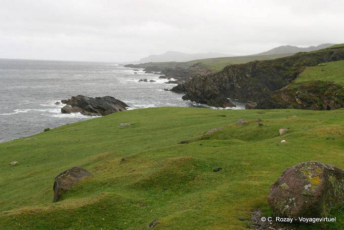 Paisaje entre la bahía del ovillo con Blacksod Bay, Isla de Achill - Irlanda