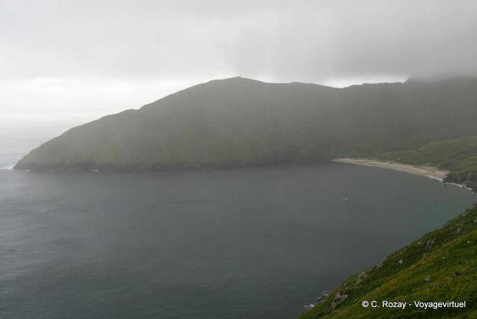 Keem Bay en las nubes, Achill Island - Irlanda