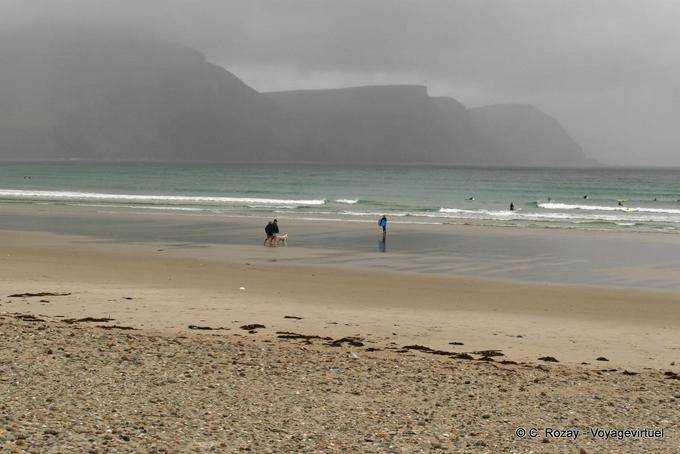 Baño helado con los acantilados de Keel, Isla de Achill - Irlanda