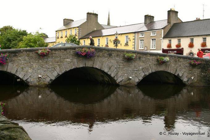 Antiguo puente sobre el río Carrowbeg, Westport - Irlanda