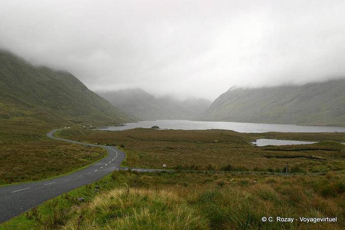 Doo Lough desde la R335 entre Louisburgh y Leenaum - Irlanda