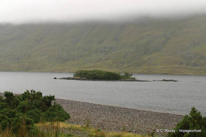 Shore y la isla en el Doo Lough, Condado de Mayo - Irlanda