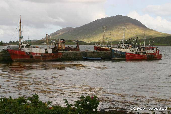 Los barcos de pesca a Lettertrack, Connemara - Irlanda