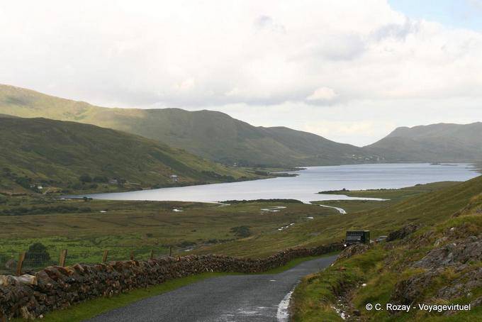 Lough y estrecha carretera, Connemara - Irlanda