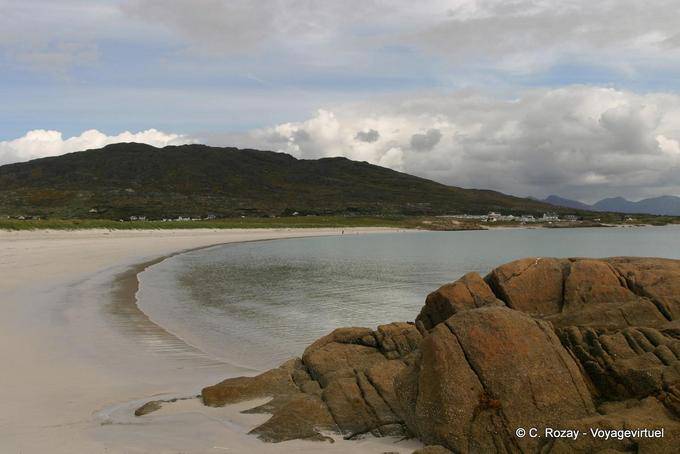 Hermosa playa es Bahía del perro, Roundstone, Connemara Galway - Irlanda