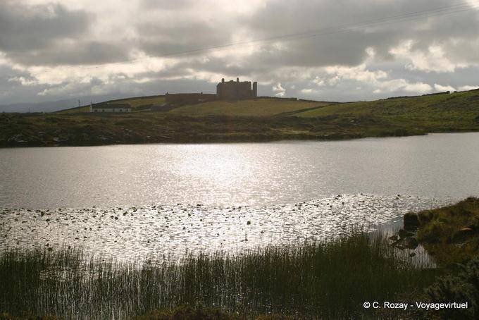 Castillo Bunowen, castillo gótico del siglo XIX, nunca terminó, Connemara - Irlanda