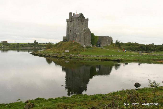 Dunguaire Castillo construido en 1520 en la bahía de Galway - Irlanda
