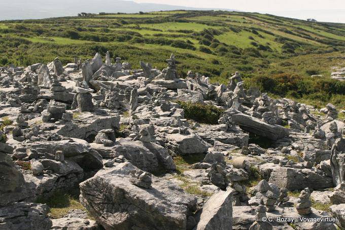 Stacks en las colinas kársticas del Burren - Irlanda