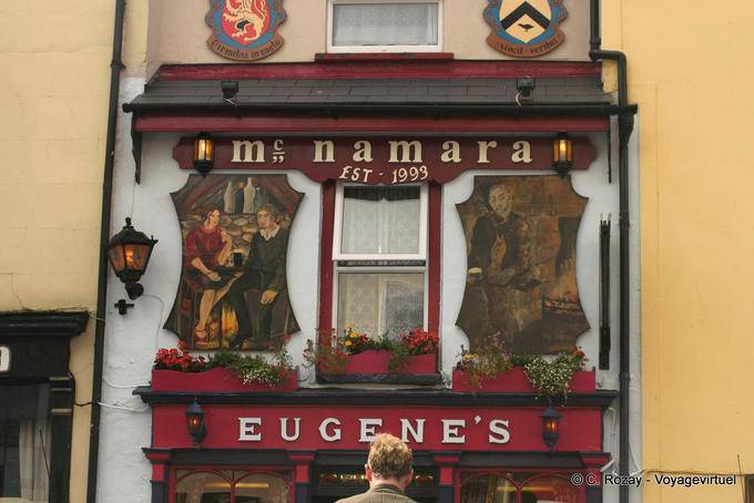 Fachada en Eugene McNamara, Ennistymon, Clare - Irlanda